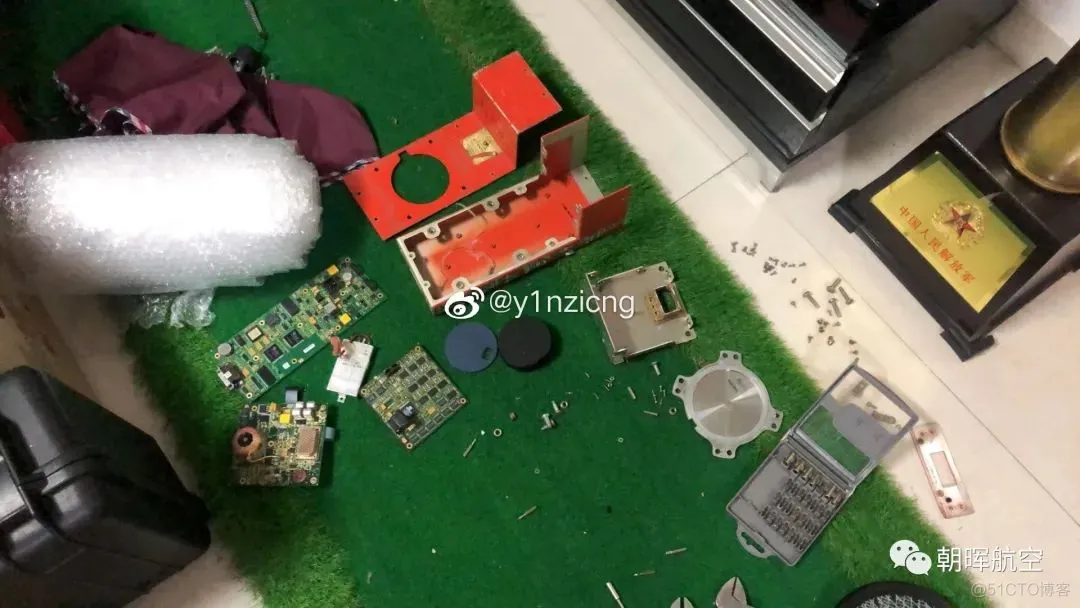 拆解飞机黑匣子，看看内部构造、PCB及芯片！_id_32